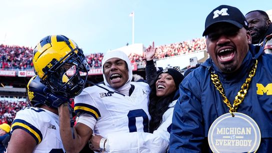 Top 25 roundup: Michigan stuns No. 2 Ohio State on late FG (College Football)