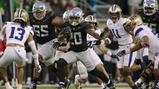 No. 1 Oregon conquers Washington to stay unbeaten (College Football)