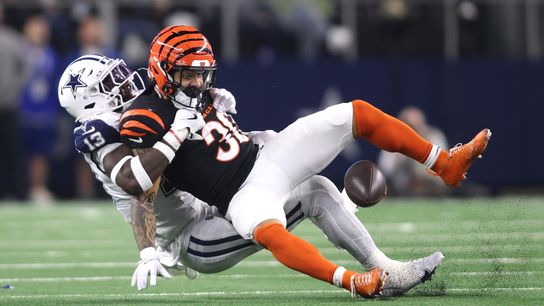 Cowboys LB DeMarvion Overshown injures knee vs. Bengals (NFL)
