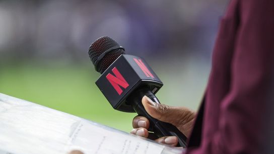 Report: Netflix to air Rams-49ers game from Australia (NFL)