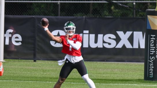 QB Justin Fields carted off with toe injury (NFL)