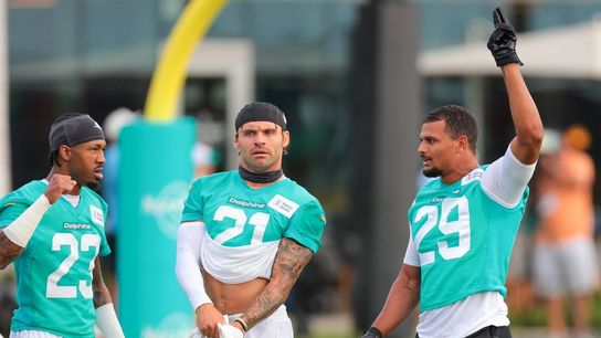 Reports: Dolphins S Ashtyn Davis (leg) leaves practice on crutches (NFL)