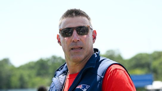Patriots' Mike Vrabel jumps into scrum vs. Commanders (NFL)