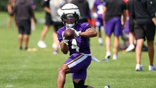 Vikings WR/PR Rondale Moore carted off field with lower body injury (NFL)