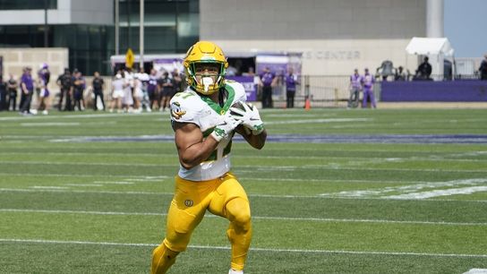 No. 4 Oregon stays unbeaten with balanced attack in victory over Northwestern (College Football)