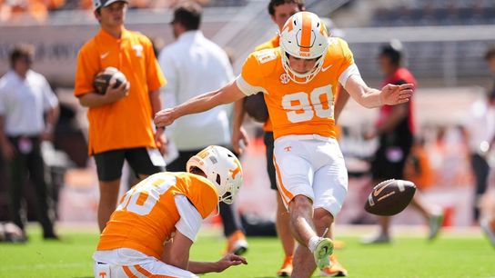 UAB player intentionally stomps on Tennessee K Max Gilbert's foot (College Football)