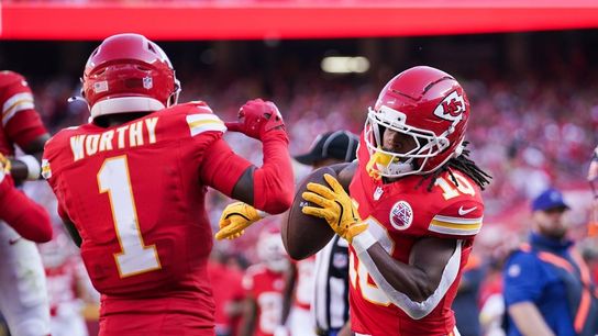 Patrick Mahomes tosses 4 TDs in Chiefs' runaway win over Ravens (NFL)