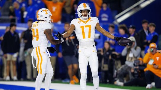 Joey Aguilar tosses 3 TDs as No. 17 Tennessee outscores Kentucky (College Football)