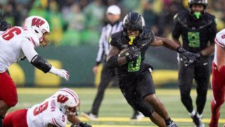 No. 6 Oregon overcomes QB injury, slow start to defeat Wisconsin (College Football)