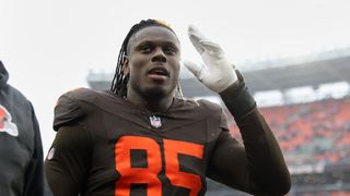 Report: Chargers, TE David Njoku agree to 1-year deal (NFL)