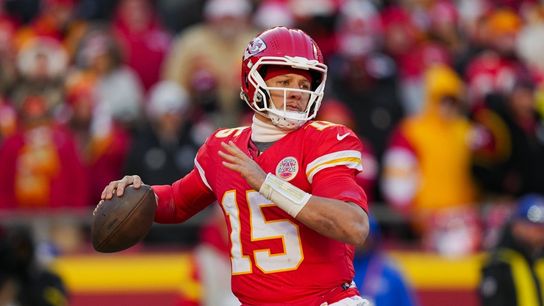 Patrick Mahomes, in knee brace, participates in Chiefs' first practice (NFL)