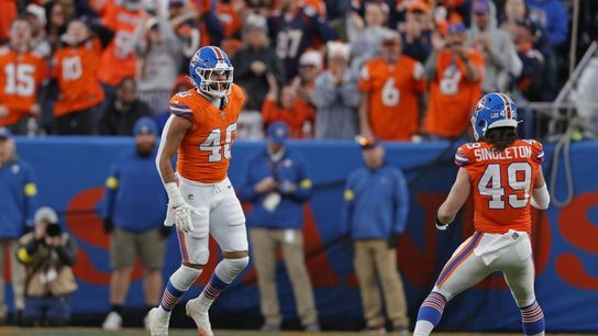 Reports: Broncos ink 3-year deal to keep LB Justin Strnad (NFL)