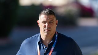 Photos from '20 show Mike Vrabel, Diana Russini kissing (NFL)