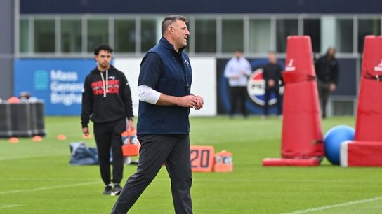 Patriots coach Mike Vrabel dances around distractions, 'focus on today' (NFL)