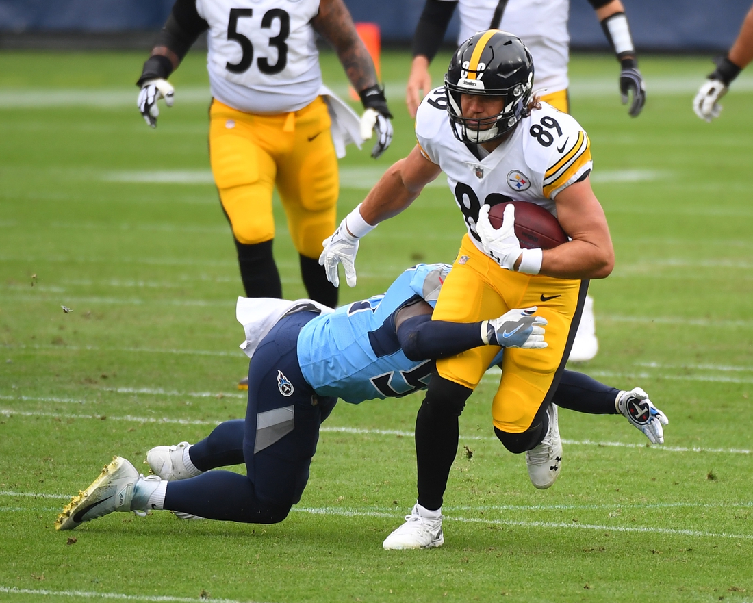Oct 25, 2020; Nashville, Tennessee, USA; Pittsburgh Steelers tight end Vance McDonald (89) runs after a catch against the Tennessee Titans at Nissan Stadium. Mandatory Credit: Christopher Hanewinckel-USA TODAY Sports