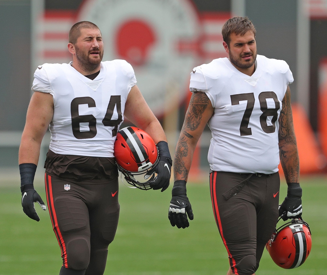 Cleveland Browns center JC Tretter (64) and Cleveland Browns offensive tackle Jack Conklin (78) take the field before NFL football practice, Tuesday, Aug. 10, 2021, in Berea, Ohio. [Jeff Lange/Beacon Journal]

Browns 17