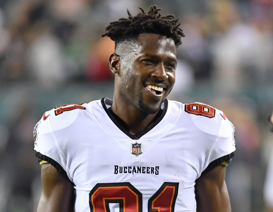 Oct 14, 2021; Philadelphia, Pennsylvania, USA; Tampa Bay Buccaneers wide receiver Antonio Brown (81) against the Philadelphia Eagles at Lincoln Financial Field. Mandatory Credit: Eric Hartline-USA TODAY Sports