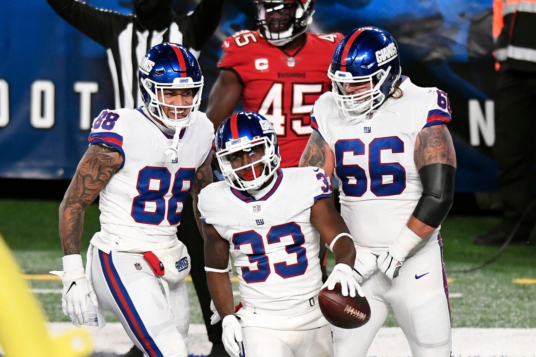 New York Giants tight end Evan Engram (88), running back Dion Lewis (33), and guard Shane Lemieux (66) celebrate Lewis' touchdown against the Tampa Bay Buccaneers in the first half at MetLife Stadium on Monday, Nov. 2, 2020, in East Rutherford.

Nyg Vs Tb