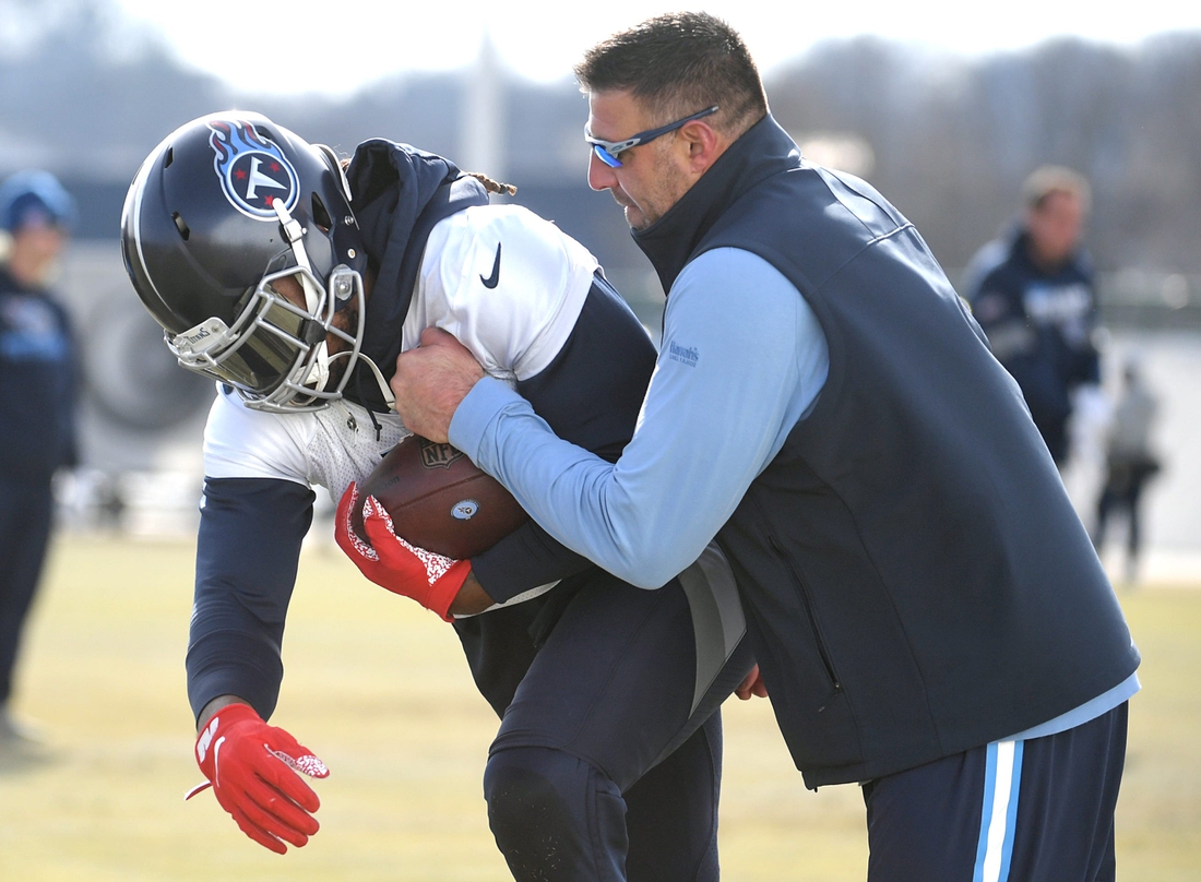 Titans head coach Mike Vrabel and running back Derrick Henry  (22)  run drills during practice at Saint Thomas Sports Park In Nashville on Thursday, Jan. 16, 2020.

Sem 0465