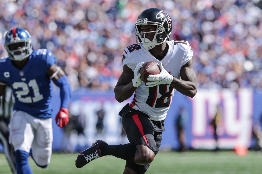 Sep 26, 2021; East Rutherford, New Jersey, USA; Atlanta Falcons wide receiver Calvin Ridley (18) carries the ball past New York Giants free safety Jabrill Peppers (21) during the first quarter at MetLife Stadium. Mandatory Credit: Vincent Carchietta-USA TODAY Sports