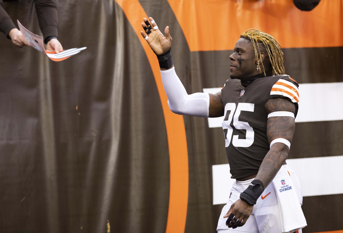 Jan 9, 2022; Cleveland, Ohio, USA; Cleveland Browns tight end David Njoku (85) blows a kiss to fans following the game against the Cincinnati Bengals at FirstEnergy Stadium. Mandatory Credit: Scott Galvin-USA TODAY Sports
