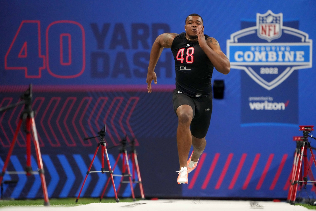Mar 5, 2022; Indianapolis, IN, USA; Georgia defensive lineman Travon Walker (DL48) runs in the 40-yard dash during the 2022 NFL Scouting Combine at Lucas Oil Stadium. Mandatory Credit: Kirby Lee-USA TODAY Sports