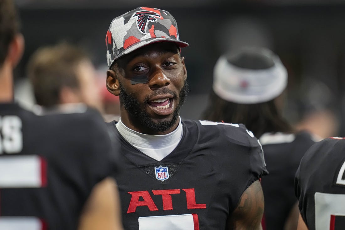 Aug 27, 2022; Atlanta, Georgia, USA; Atlanta Falcons tight end Kyle Pitts (8) shown on the bench during the game against the Jacksonville Jaguars during the second half at Mercedes-Benz Stadium. Mandatory Credit: Dale Zanine-USA TODAY Sports