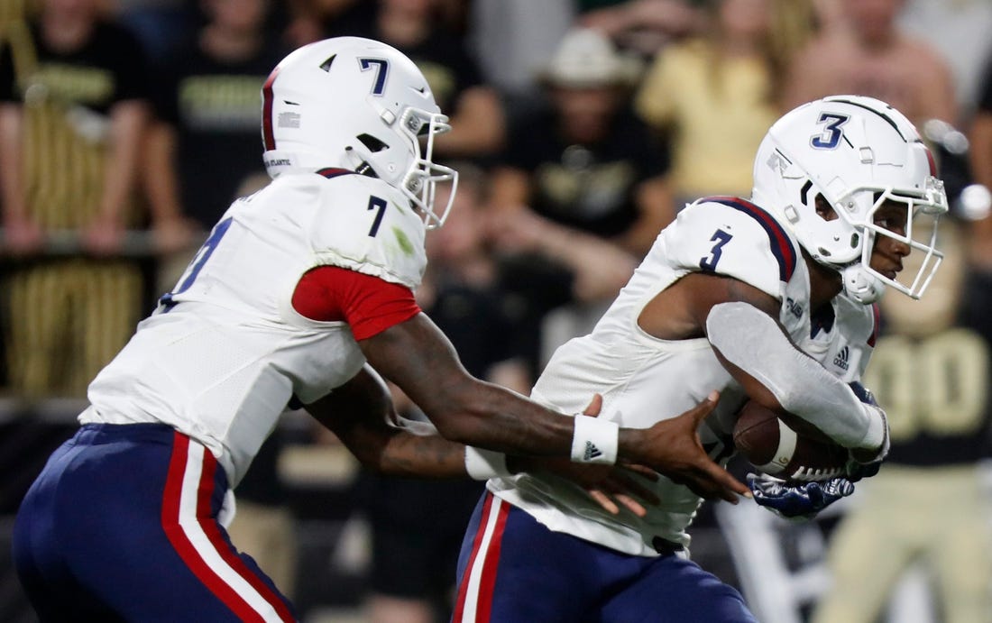 Florida Atlantic Owls quarterback N'Kosi Perry (7) hands the ball off to Florida Atlantic Owls running back Larry McCammon (3) during the NCAA football game against the Purdue Boilermakers, Saturday, Sept. 24, 2022, at Ross-Ade Stadium in West Lafayette, Ind.

Pufaufb92422 Am15890