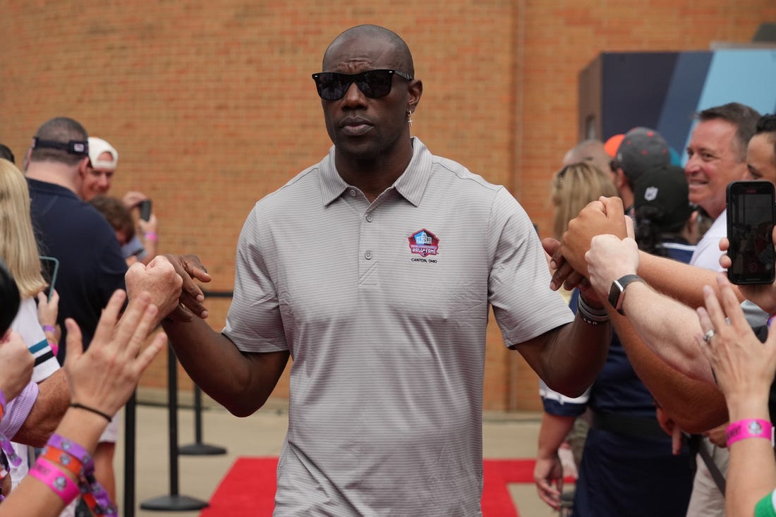 Aug 6, 2022; Canton, OH, USA; Terrell Owens arrives on the red carpet during the Pro Football Hall of Fame Class of 2022 Enshrinement at Tom Benson Hallof Fame Stadium. Mandatory Credit: Kirby Lee-USA TODAY Sports