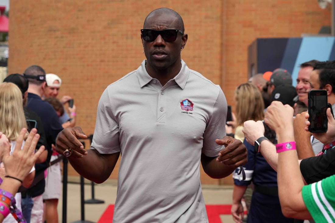 Aug 6, 2022; Canton, OH, USA; Terrell Owens arrives on the red carpet during the Pro Football Hall of Fame Class of 2022 Enshrinement at Tom Benson Hall of Fame Stadium. Mandatory Credit: Kirby Lee-USA TODAY Sports