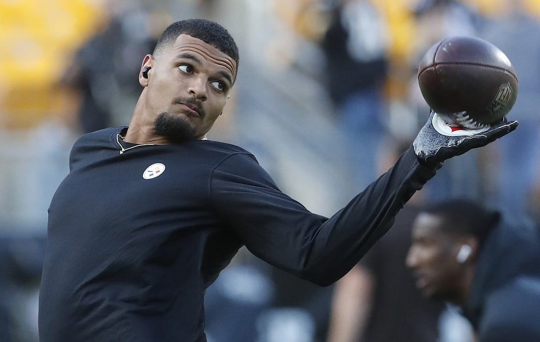 Sep 18, 2023; Pittsburgh, Pennsylvania, USA;  Pittsburgh Steelers safety Minkah Fitzpatrick (39) warms up before the game against the Pittsburgh Steelers at Acrisure Stadium. Mandatory Credit: Charles LeClaire-USA TODAY Sports