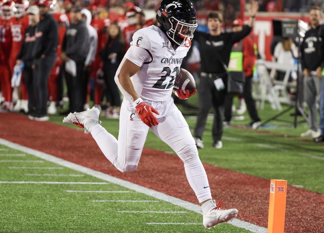 Nov 11, 2023; Houston, Texas, USA; Cincinnati Bearcats running back Ryan Montgomery (22) rushes for a touchdown against the Houston Cougars in the first half at TDECU Stadium. Mandatory Credit: Thomas Shea-USA TODAY Sports