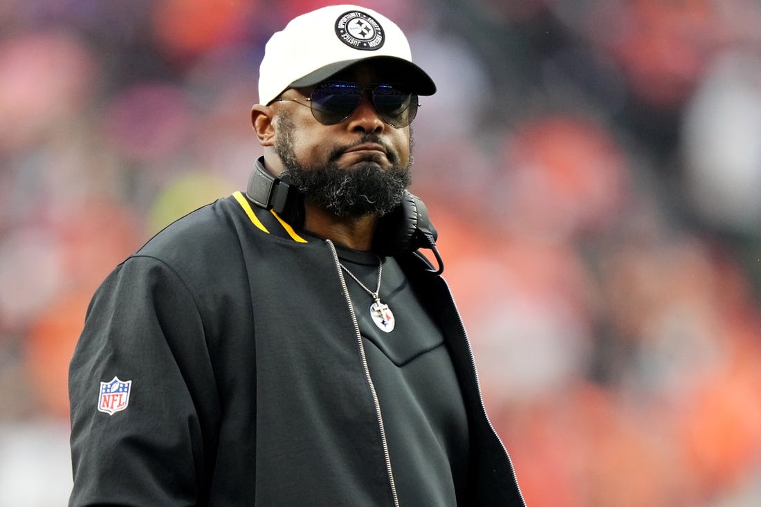 Steelers head coach Mike Tomlin looks down the sideline in the fourth quarter against the Cincinnati Bengals at Paycor Stadium. Mandatory Credit: Kareem Elgazzar-USA TODAY Sports