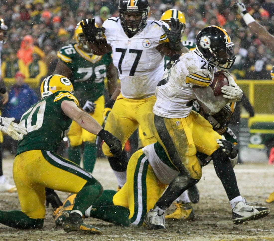 Pittsburgh Steelers running back Le'Veon Bell (26) scores the winning touchdown during the fourth quarter of their game Sunday, December 22, 2013 at Lambeau Field in Green Bay, Wis. The Pittsburgh Steelers beat the Green Bay Packers 38-31.