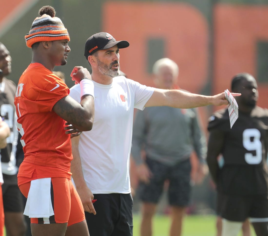 Browns quarterback Deshaun Watson talks with head coach Kevin Stefanski during an offseason workout.